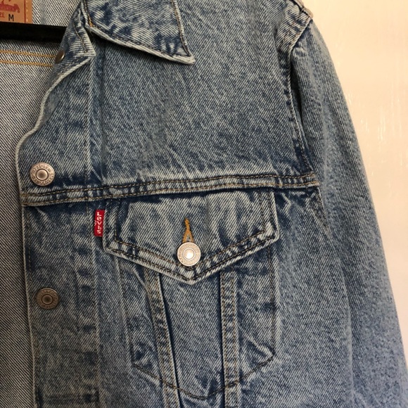 Levi’s Women’s Ex-Boyfriend Trucker Jacket - Picture 14 of 15